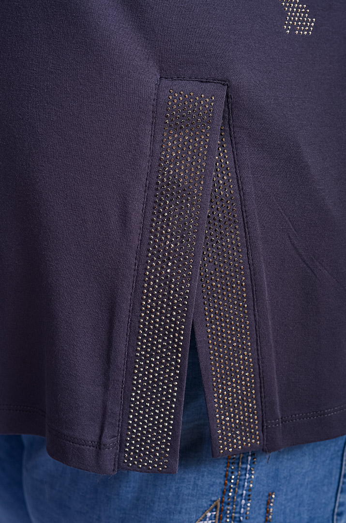 Футболка зі стразами і розрізом великих розмірів