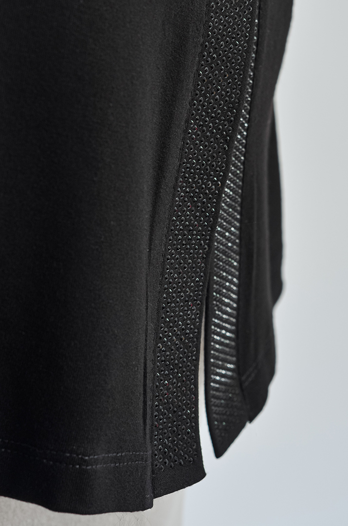 Футболка зі стразами і розрізом великих розмірів