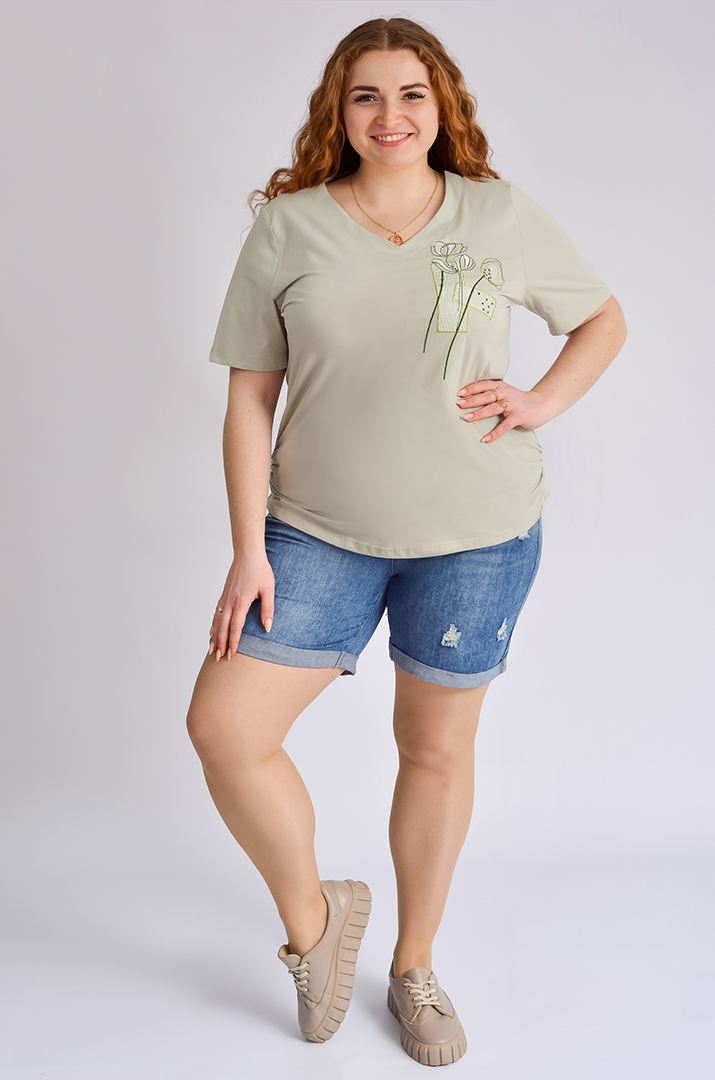 Футболка з вишитим декором великих розмірів