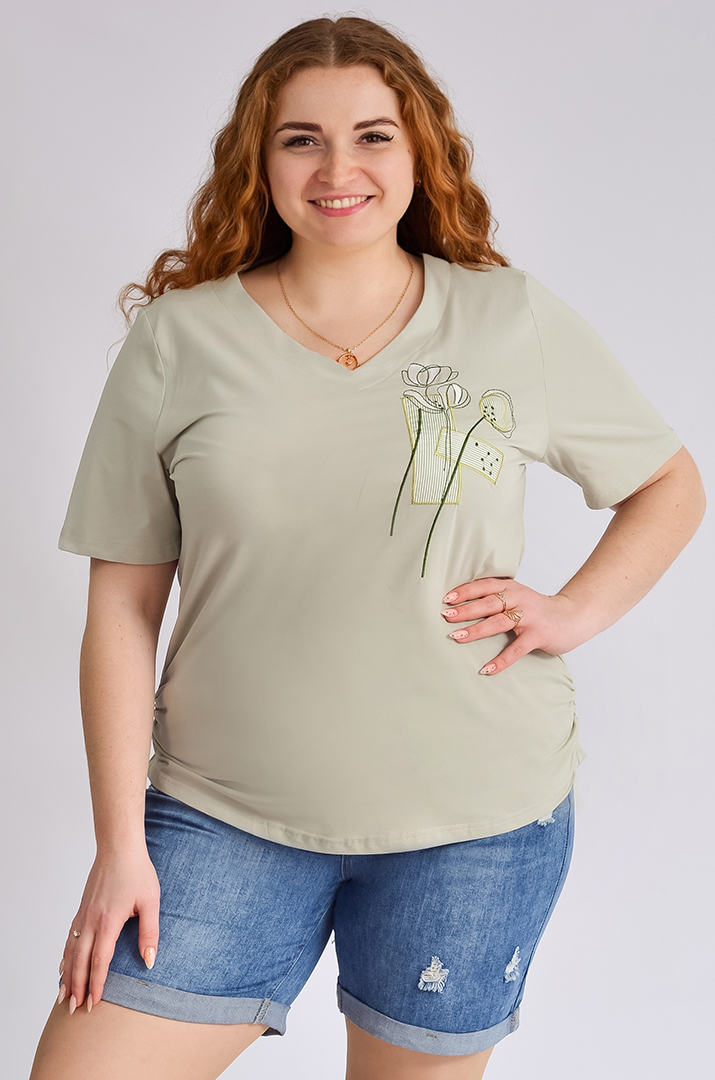 Футболка з вишитим декором великих розмірів