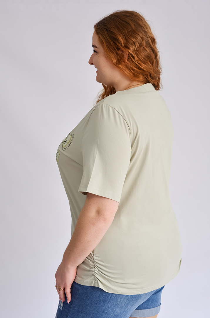 Футболка з вишитим декором великих розмірів