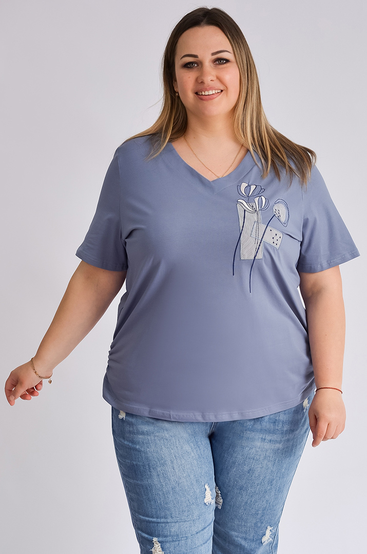 Футболка з вишитим декором великих розмірів