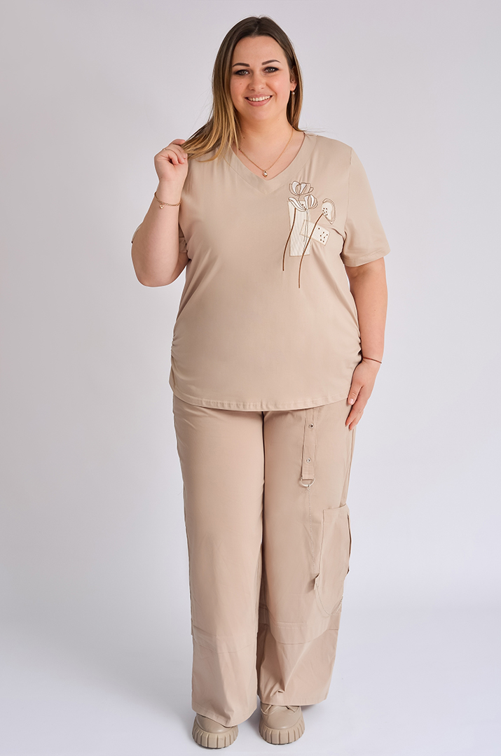 Футболка з вишитим декором великих розмірів