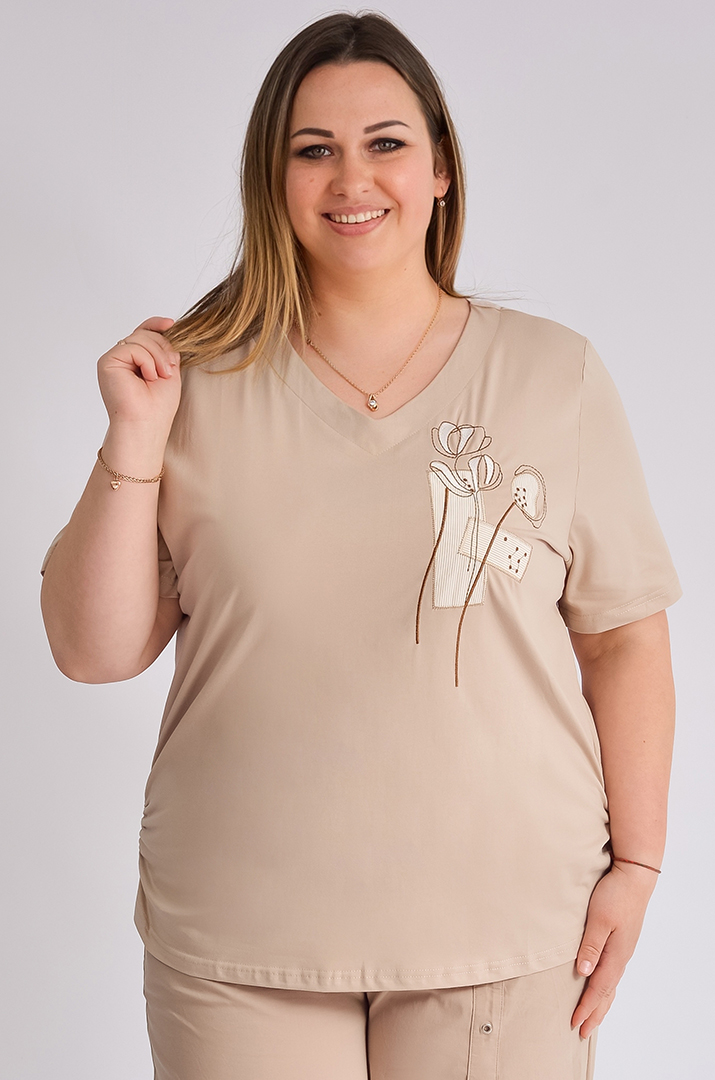 Футболка з вишитим декором великих розмірів