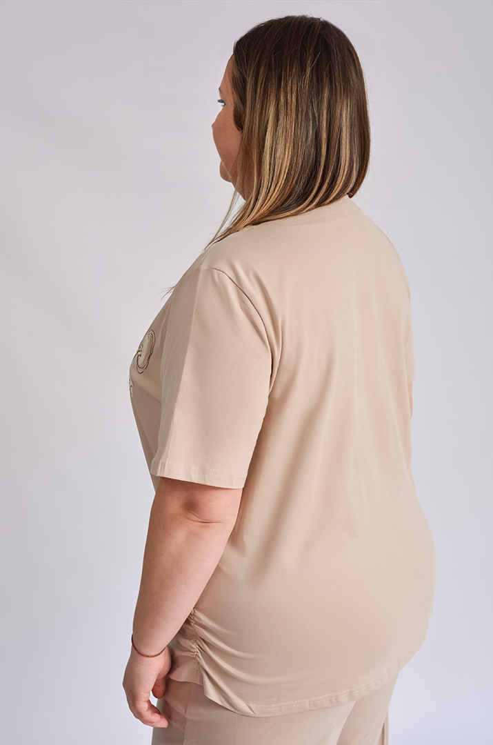 Футболка з вишитим декором великих розмірів