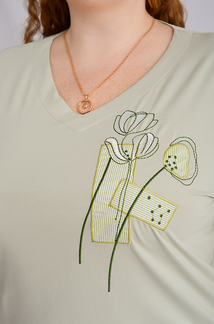 Футболка з вишитим декором великих розмірів