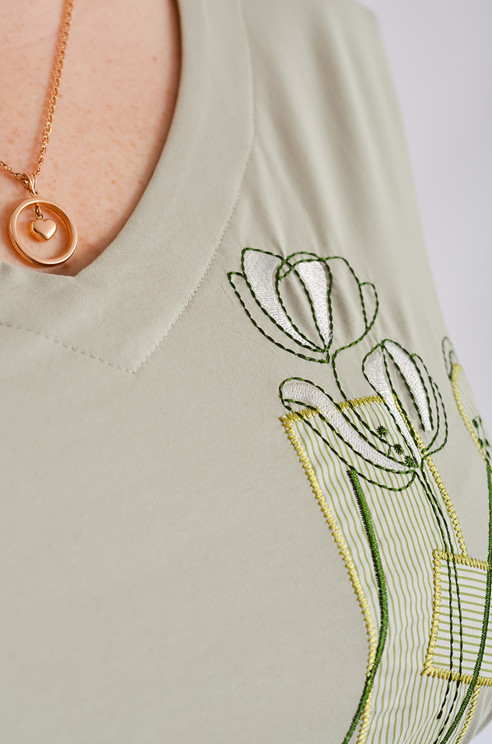 Футболка з вишитим декором великих розмірів