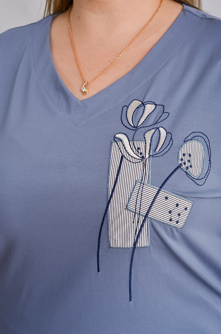 Футболка з вишитим декором великих розмірів