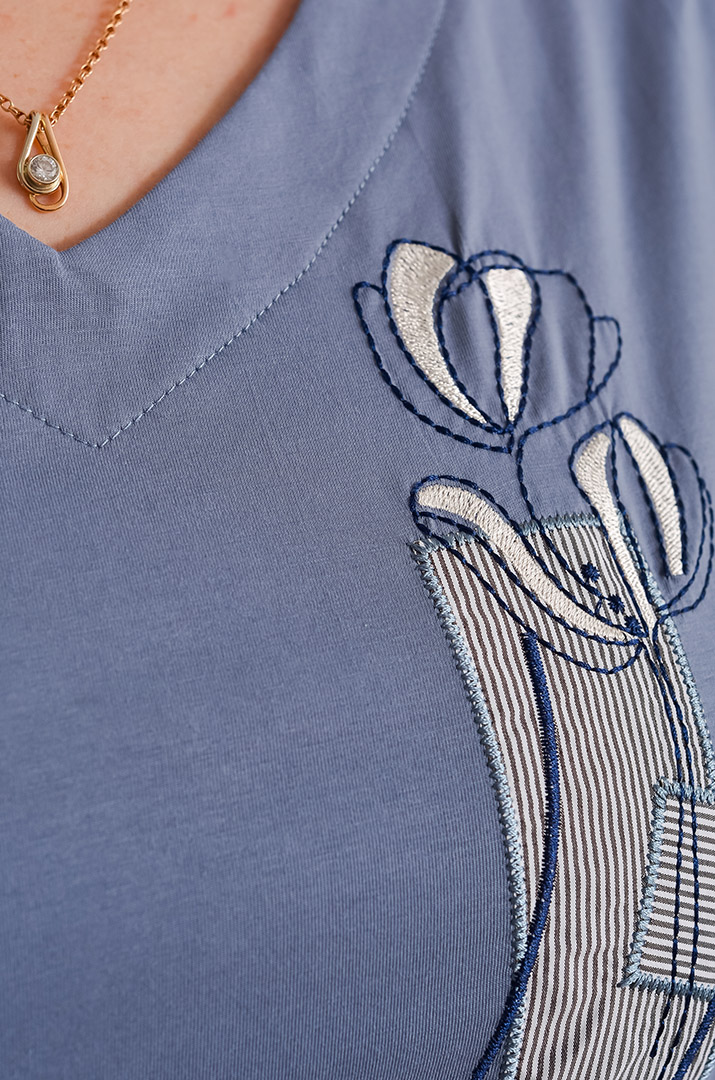 Футболка з вишитим декором великих розмірів