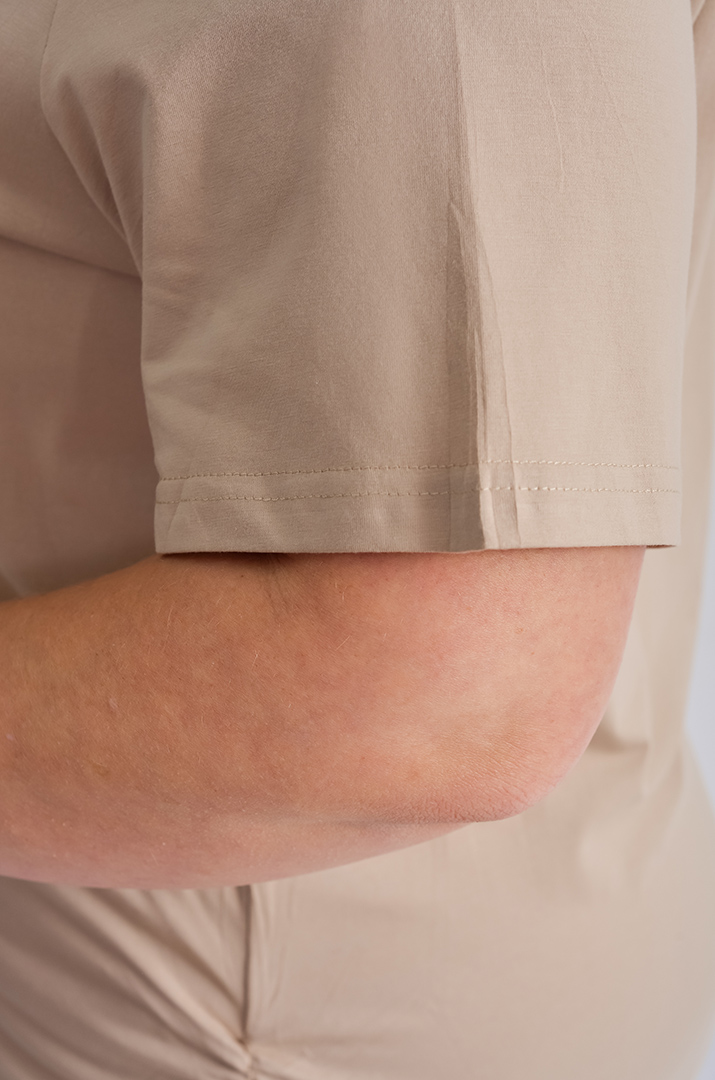 Футболка з вишитим декором великих розмірів