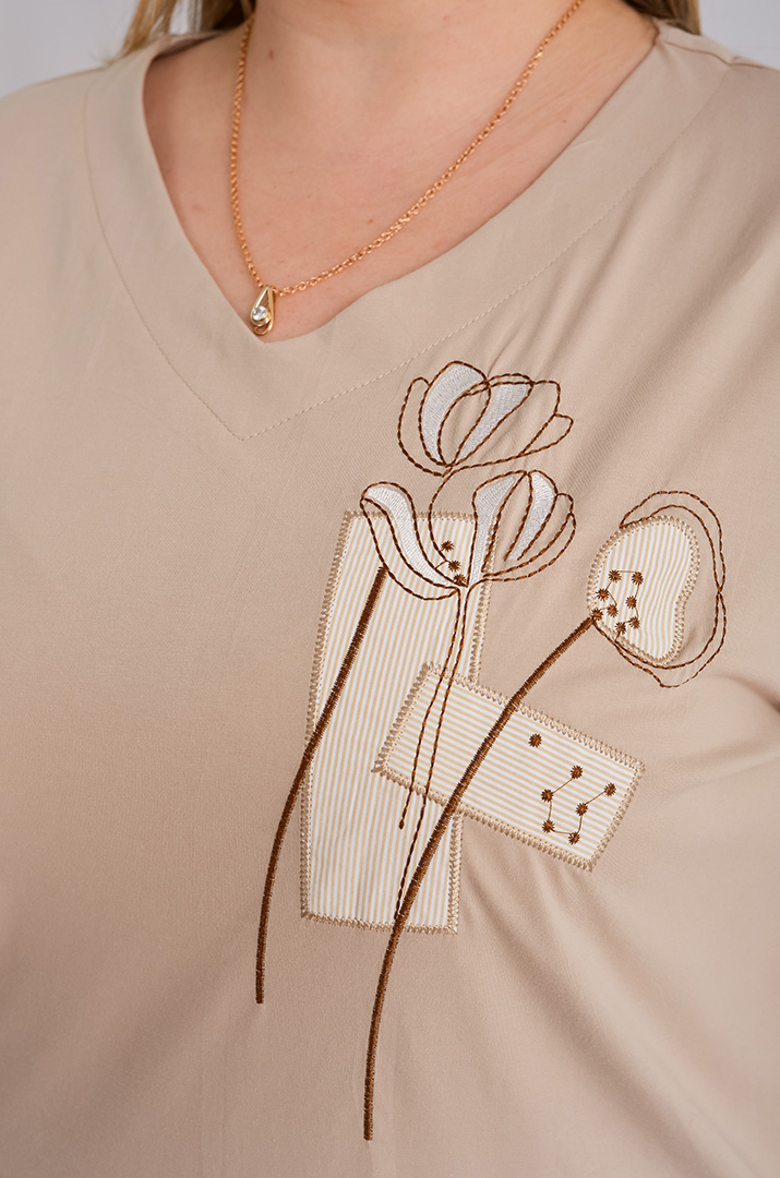 Футболка з вишитим декором великих розмірів