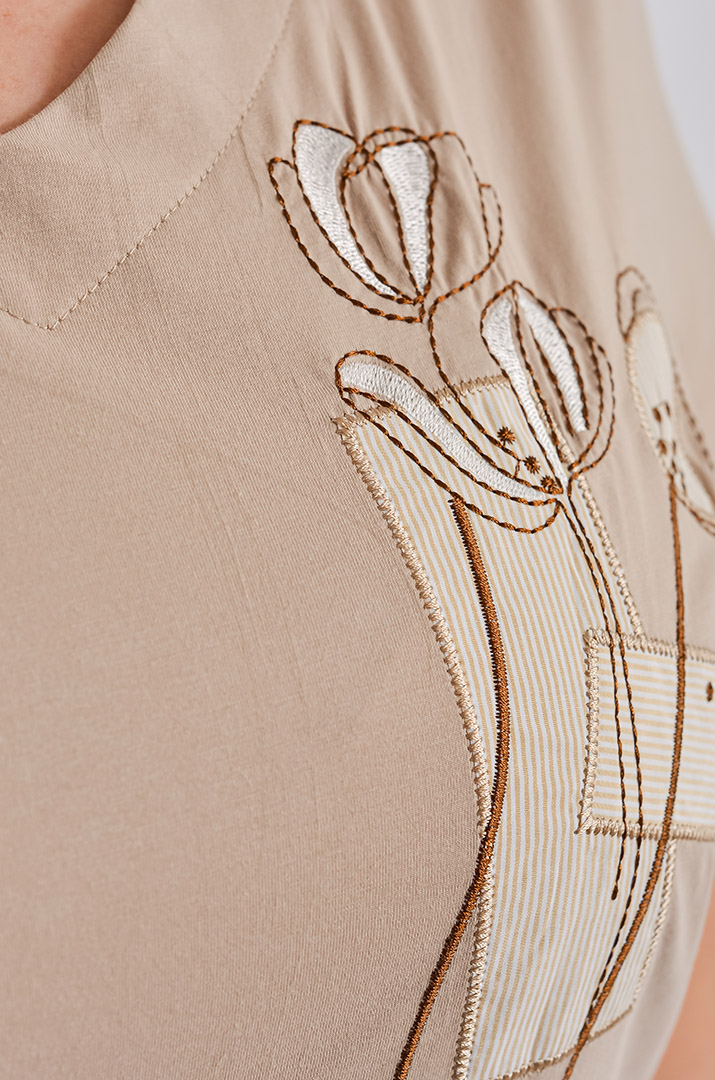 Футболка з вишитим декором великих розмірів