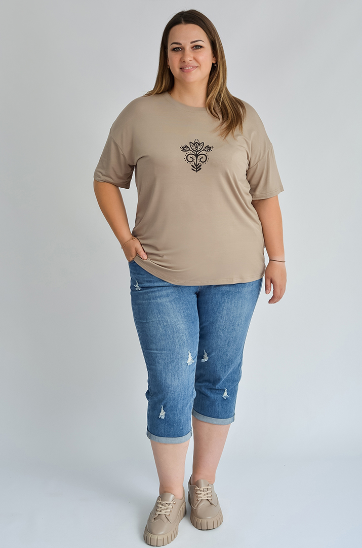 Футболка довга з невеликим принтом великих розмірів