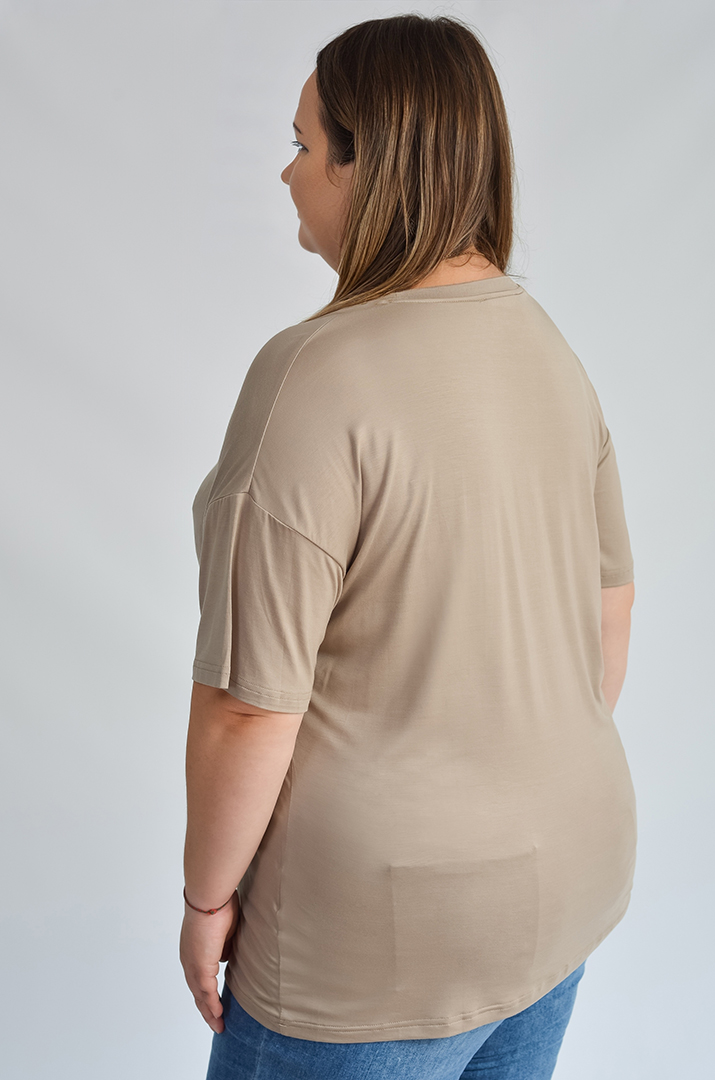 Футболка довга з невеликим принтом великих розмірів