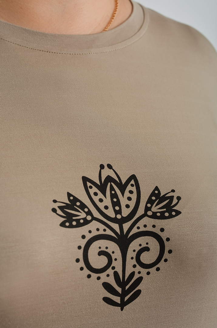 Футболка довга з невеликим принтом великих розмірів