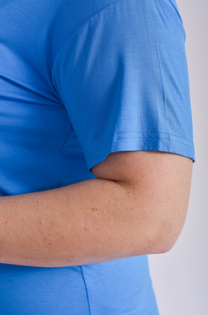 Футболка довга з невеликим принтом великих розмірів