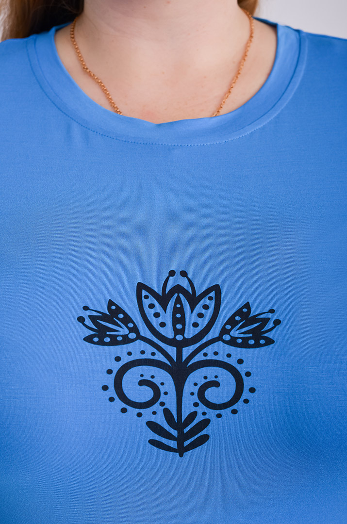 Футболка довга з невеликим принтом великих розмірів