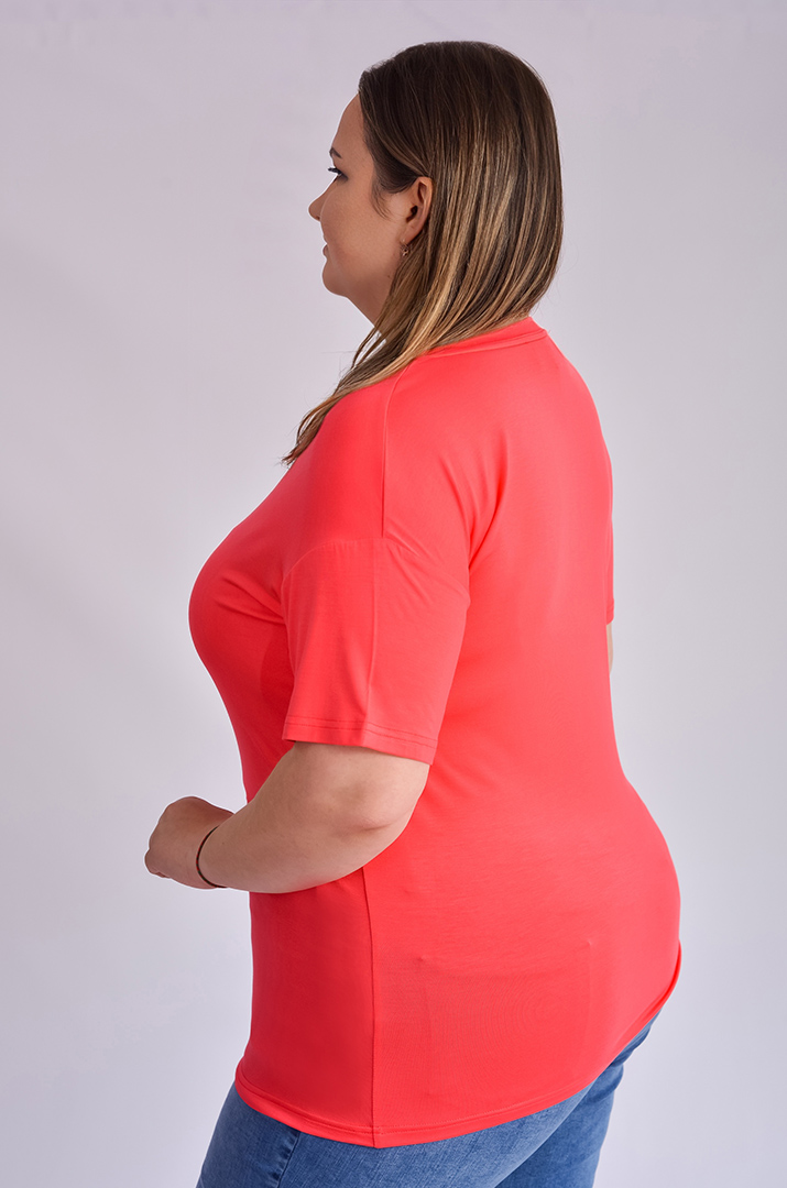 Футболка довга з невеликим принтом великих розмірів