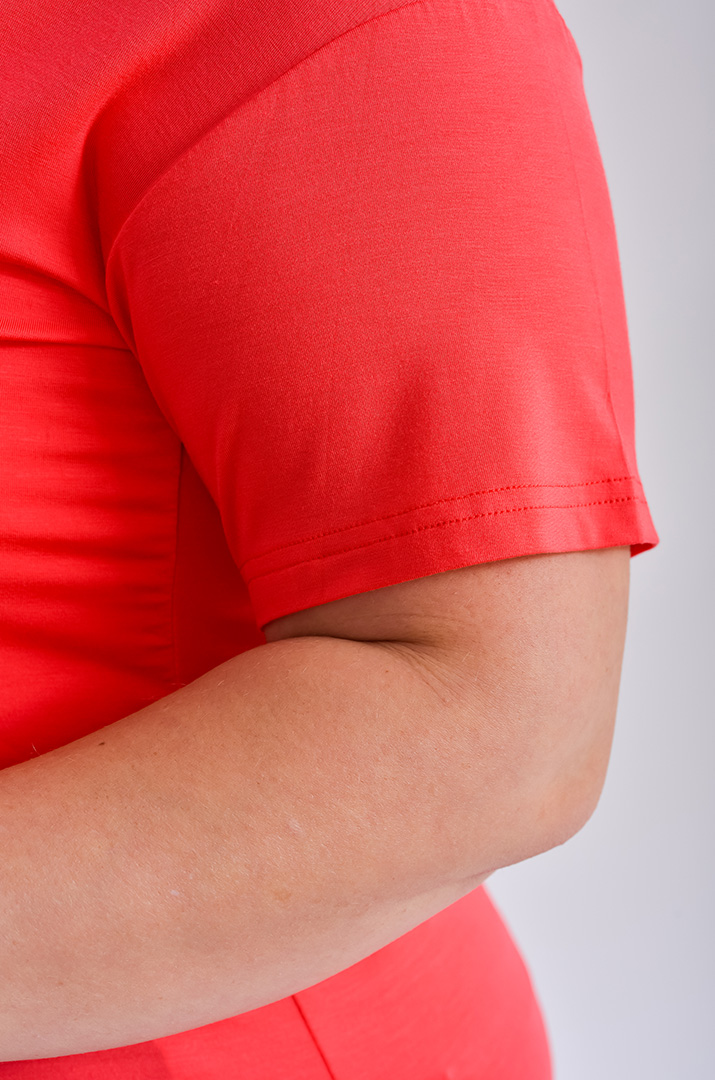 Футболка довга з невеликим принтом великих розмірів