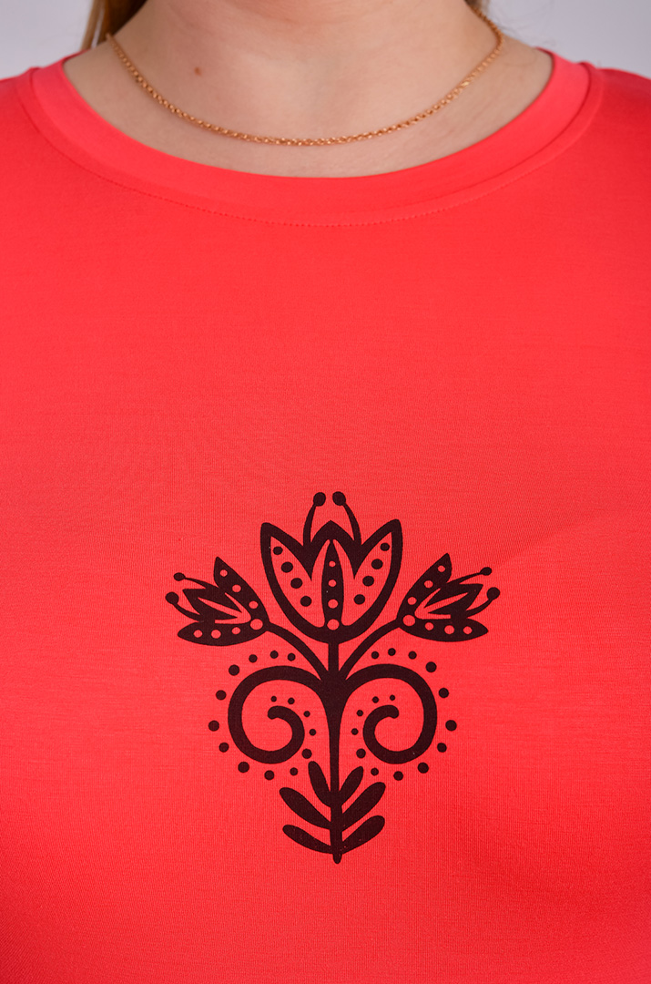 Футболка довга з невеликим принтом великих розмірів