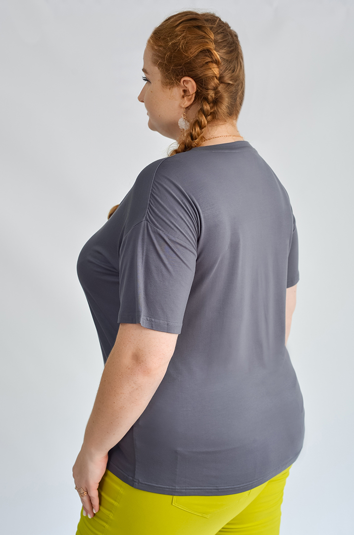 Футболка коротка з декором у формі зірки зі стразів великих розмірів