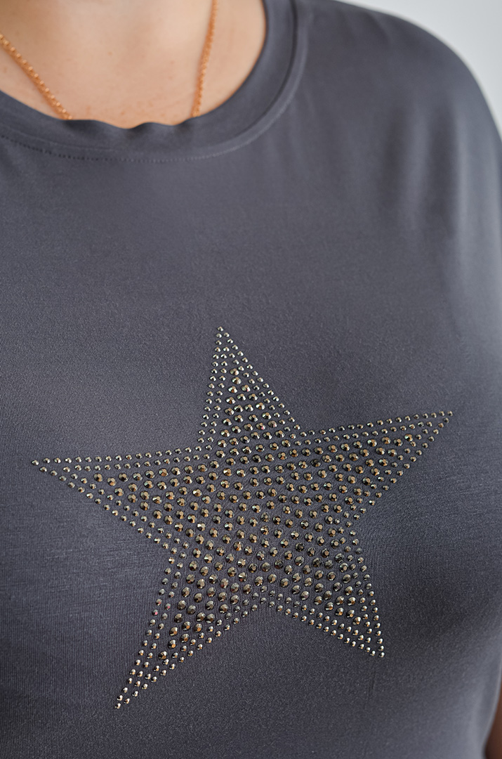 Футболка коротка з декором у формі зірки зі стразів великих розмірів
