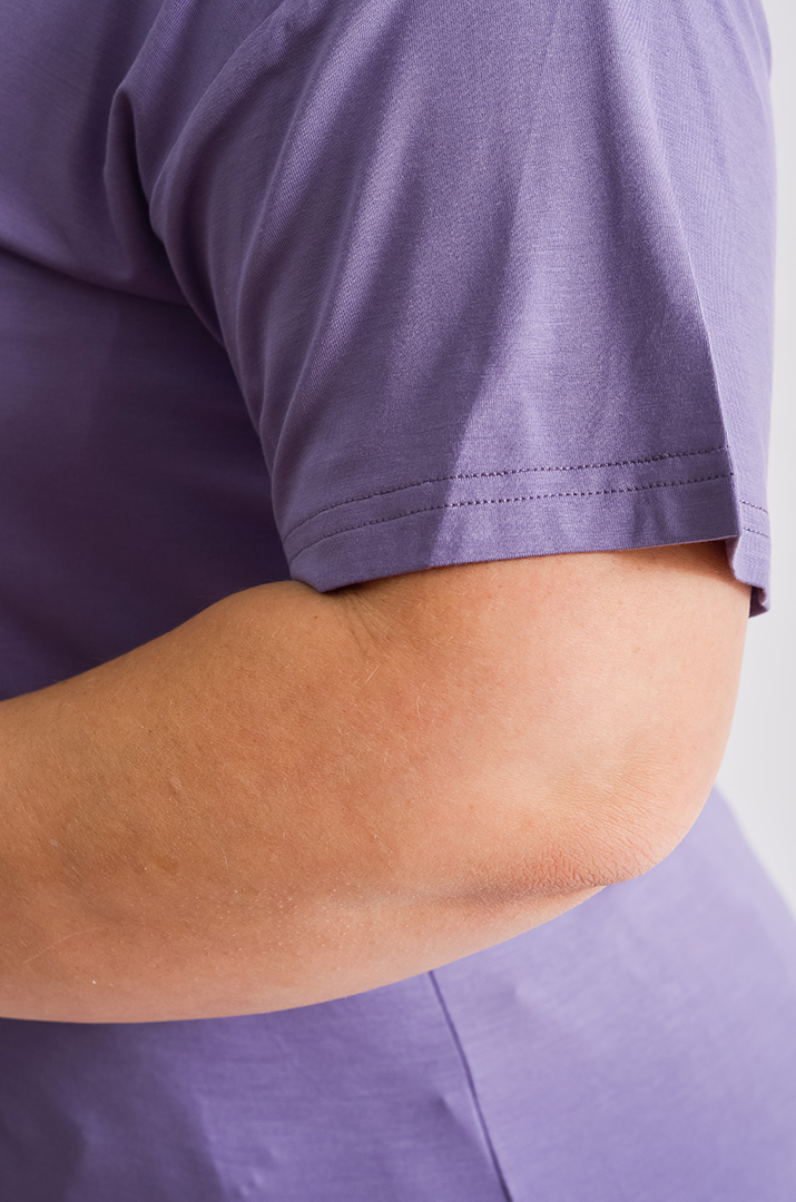 Футболка коротка з декором у формі зірки зі стразів великих розмірів