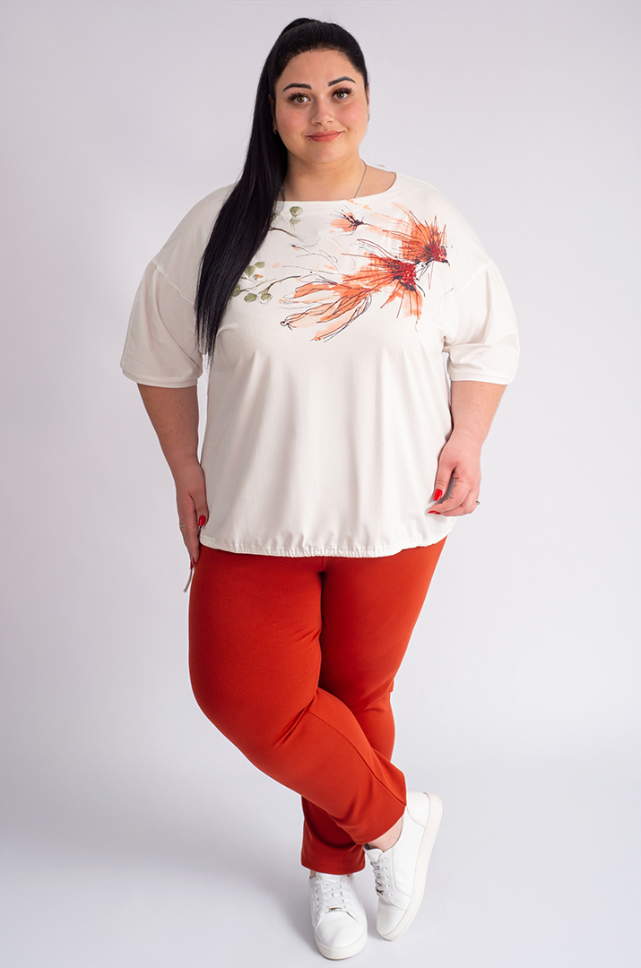 Футболка коротка молочного кольору з акварельним візерунком великих розмірів