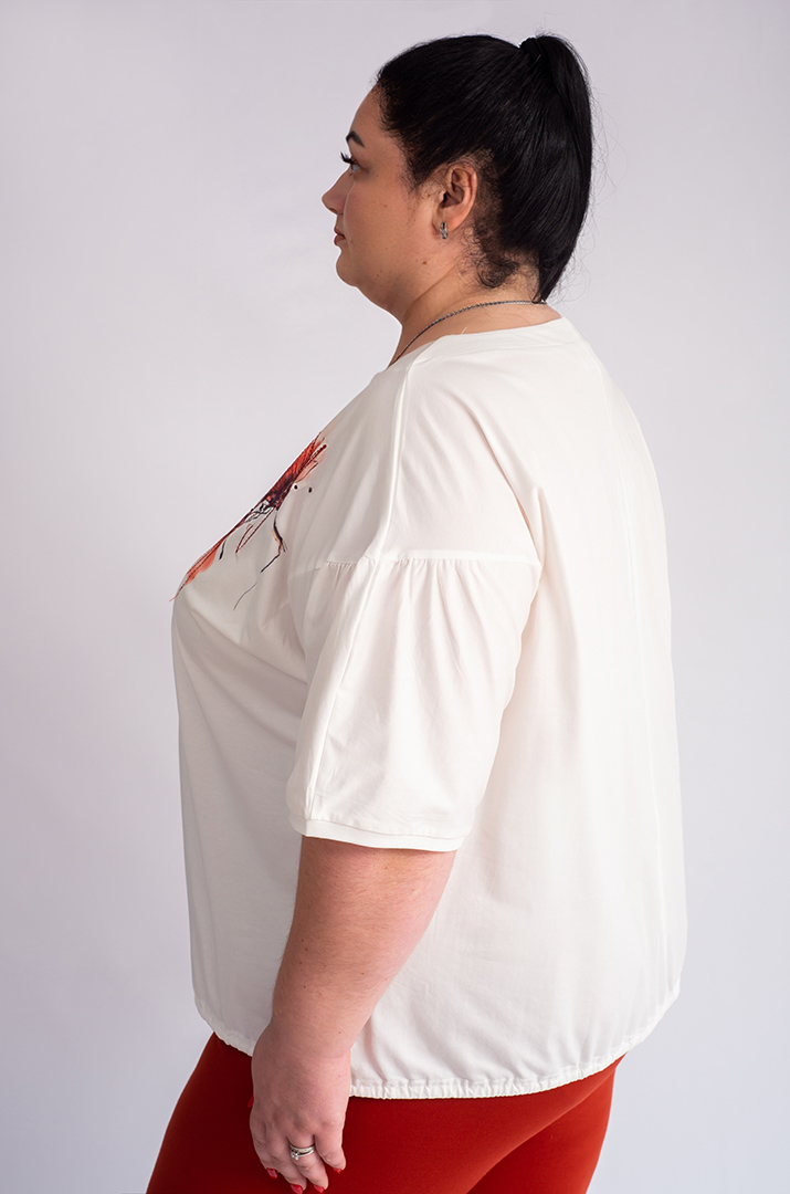 Футболка коротка молочного кольору з акварельним візерунком великих розмірів