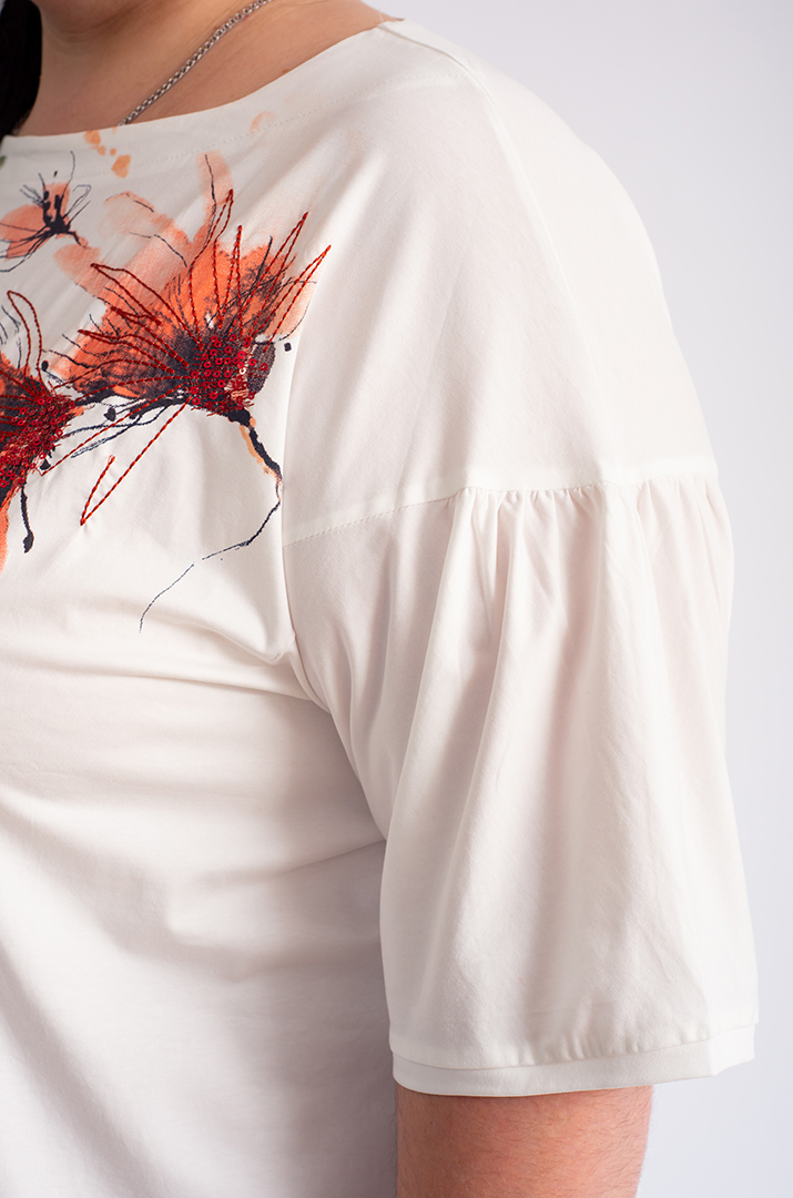 Футболка коротка молочного кольору з акварельним візерунком великих розмірів
