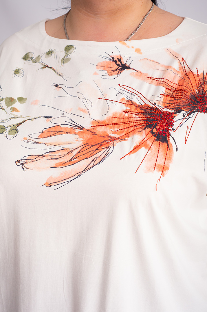 Футболка коротка молочного кольору з акварельним візерунком великих розмірів