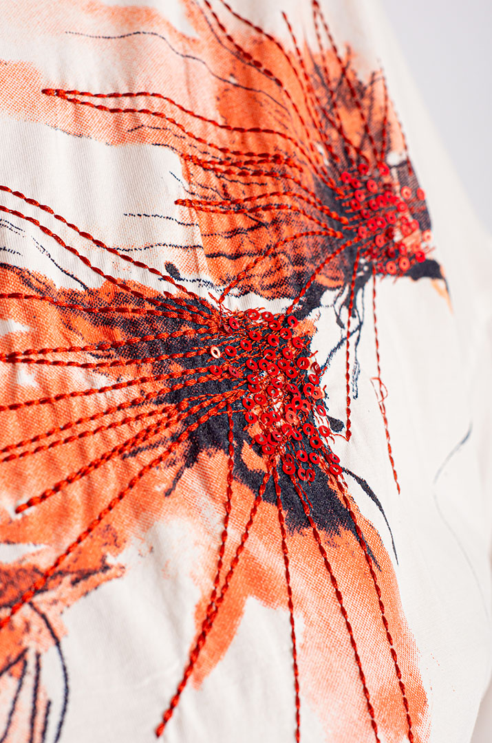 Футболка коротка молочного кольору з акварельним візерунком великих розмірів