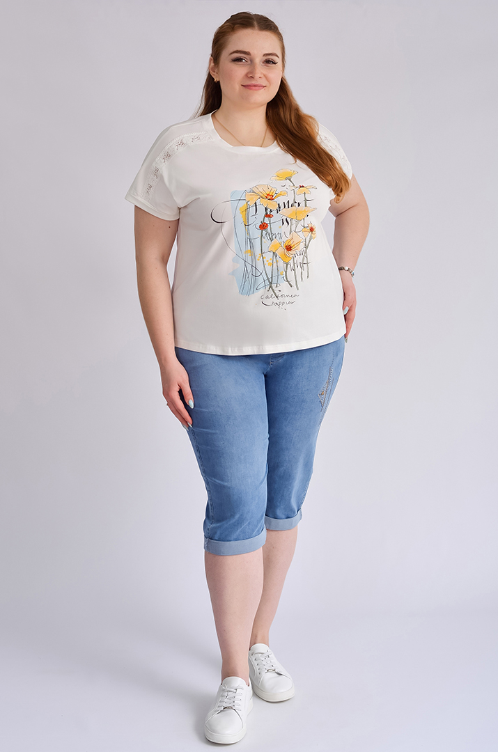 Футболка молочного кольору з ажурними вставками та принтом великих розмірів
