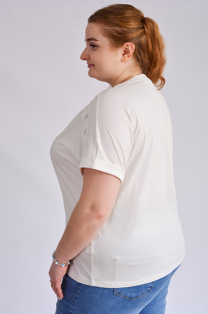 Футболка молочного кольору з ажурними вставками та принтом великих розмірів