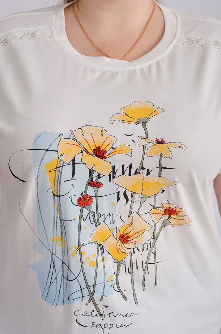 Футболка молочного кольору з ажурними вставками та принтом великих розмірів