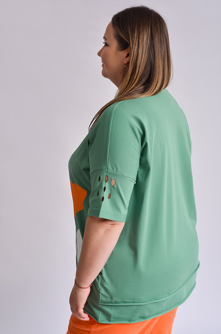 Футболка довга з фігурними прорізами та принтом великих розмірів