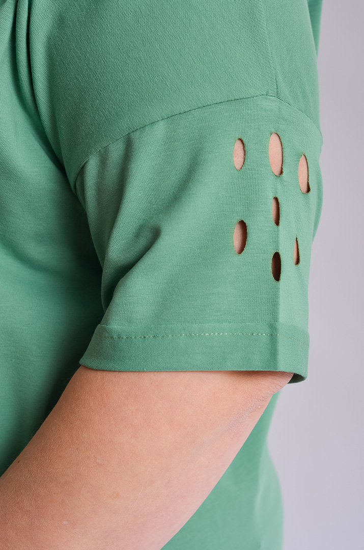 Футболка довга з фігурними прорізами та принтом великих розмірів