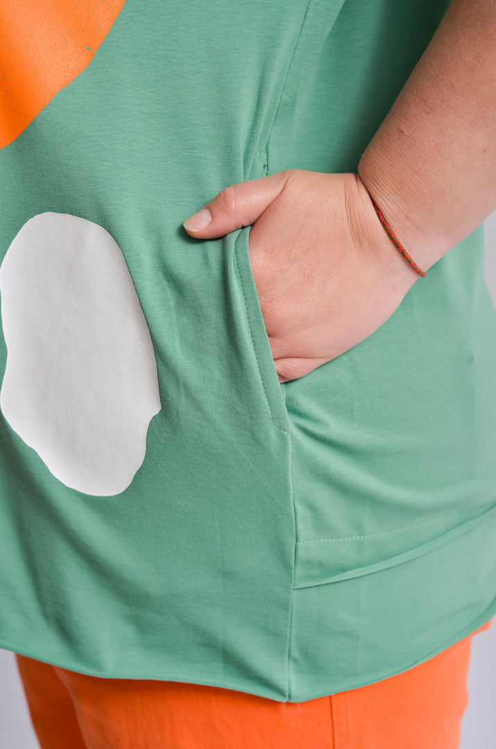 Футболка довга з фігурними прорізами та принтом великих розмірів