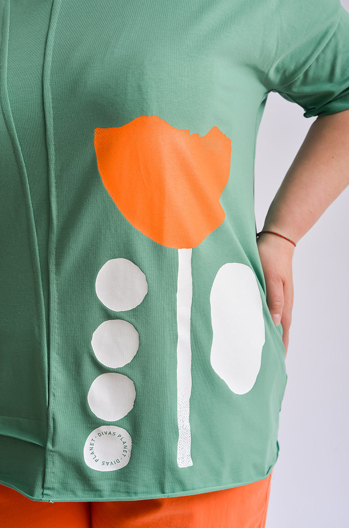 Футболка довга з фігурними прорізами та принтом великих розмірів