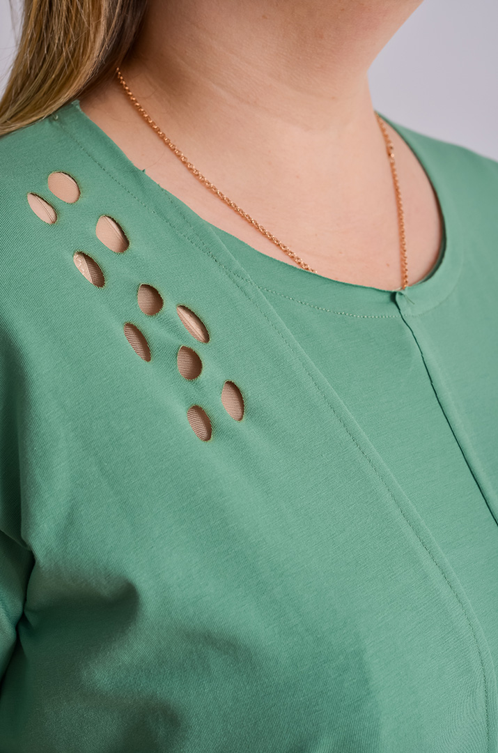 Футболка довга з фігурними прорізами та принтом великих розмірів