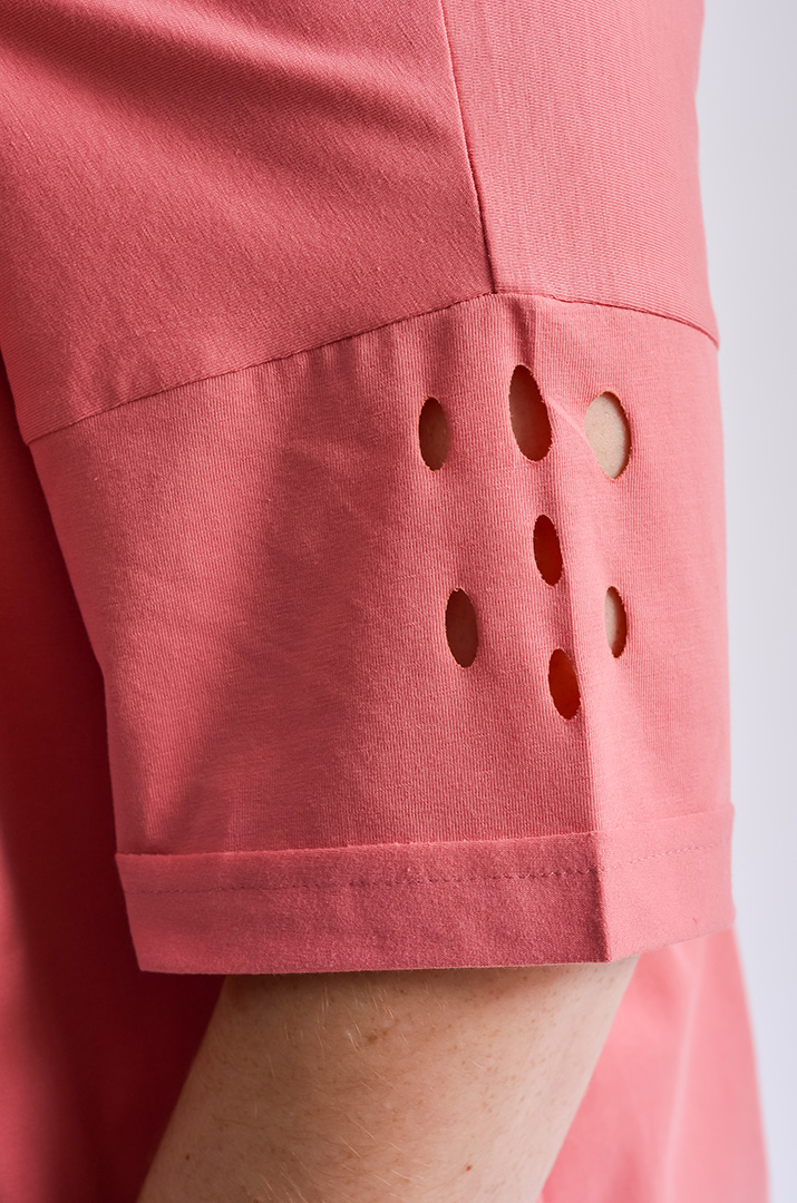 Футболка довга з фігурними прорізами та принтом великих розмірів