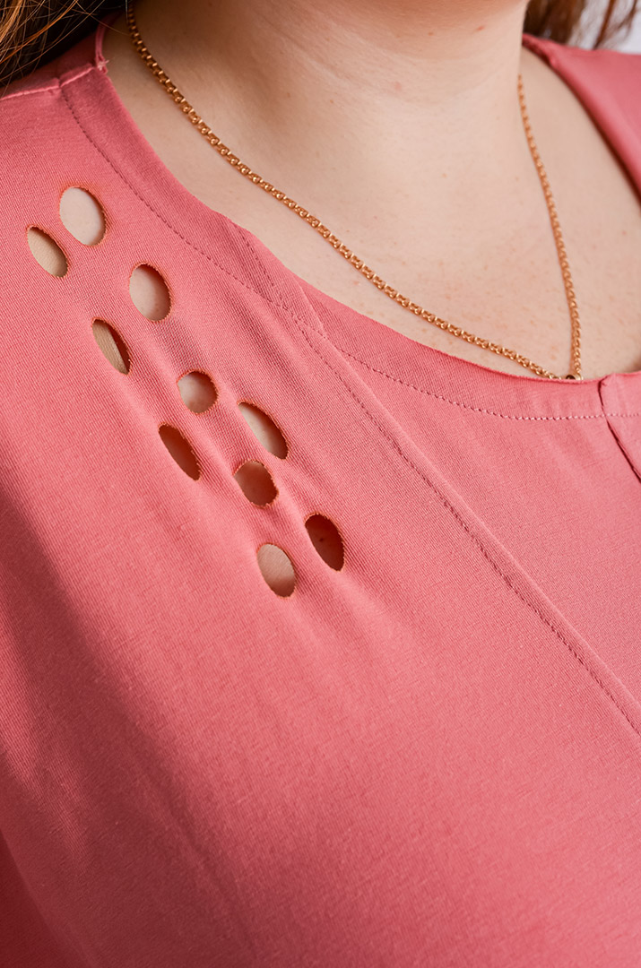 Футболка довга з фігурними прорізами та принтом великих розмірів