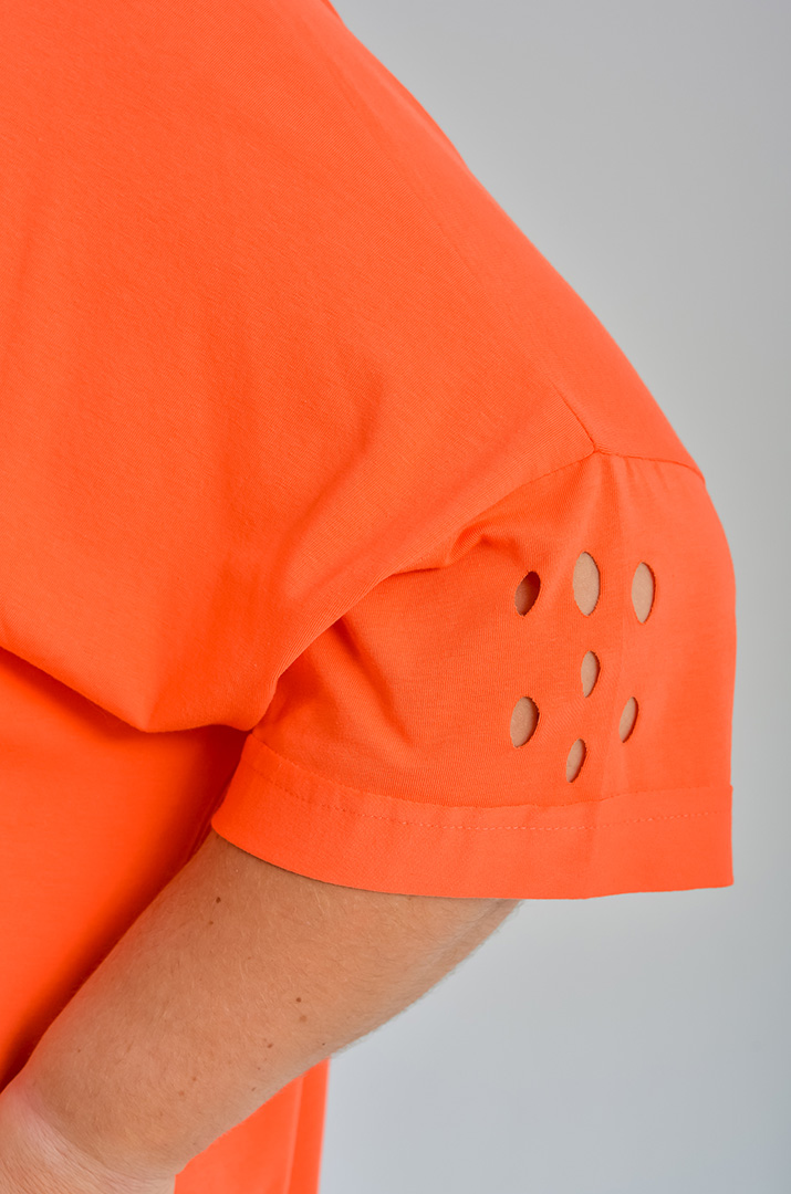 Футболка довга з фігурними прорізами та принтом великих розмірів