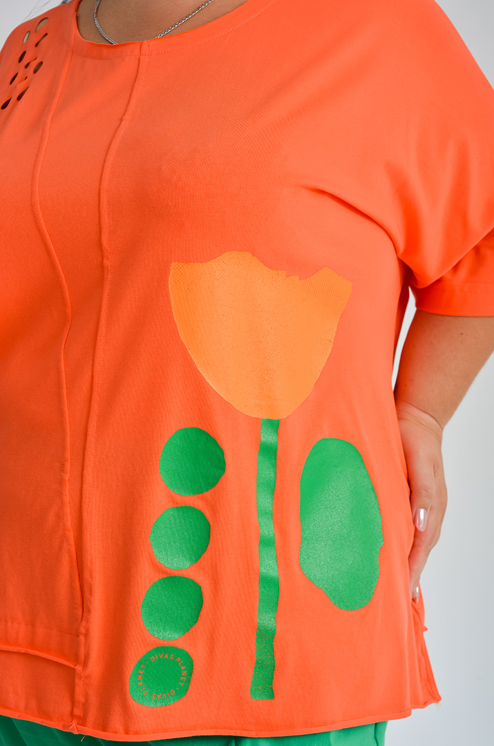 Футболка довга з фігурними прорізами та принтом великих розмірів