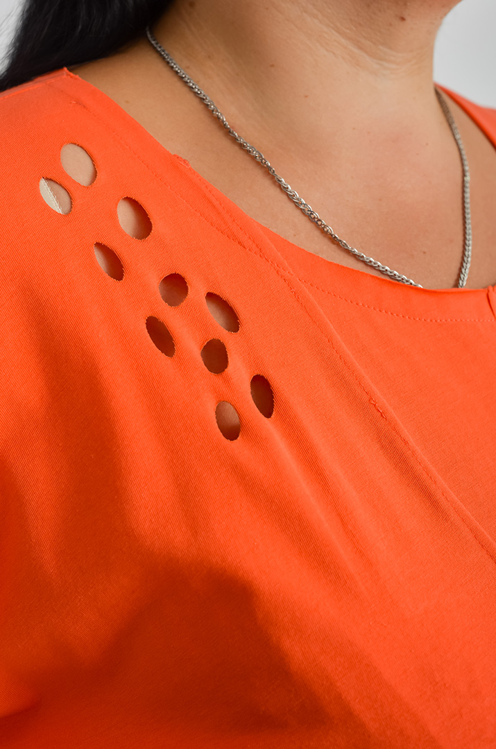 Футболка довга з фігурними прорізами та принтом великих розмірів