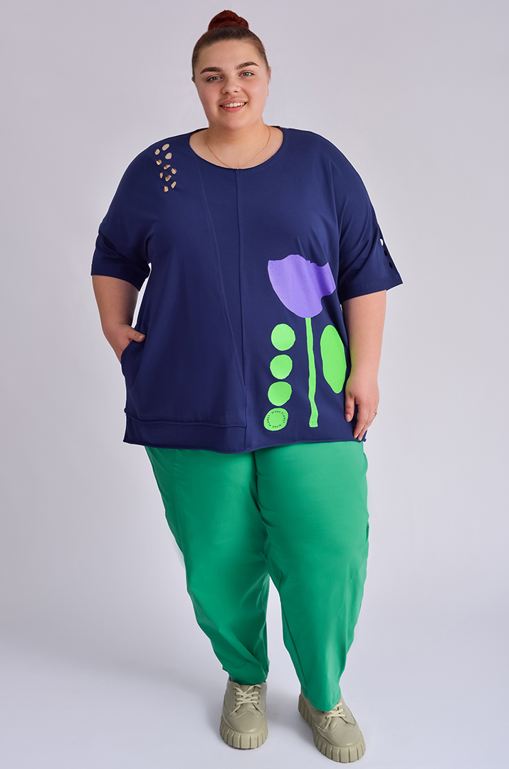 Футболка довга з фігурними прорізами та принтом великих розмірів