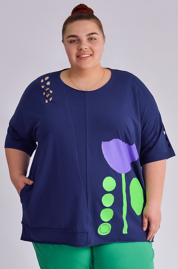 Футболка довга з фігурними прорізами та принтом великих розмірів