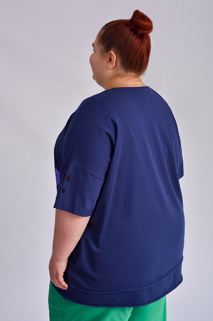 Футболка довга з фігурними прорізами та принтом великих розмірів