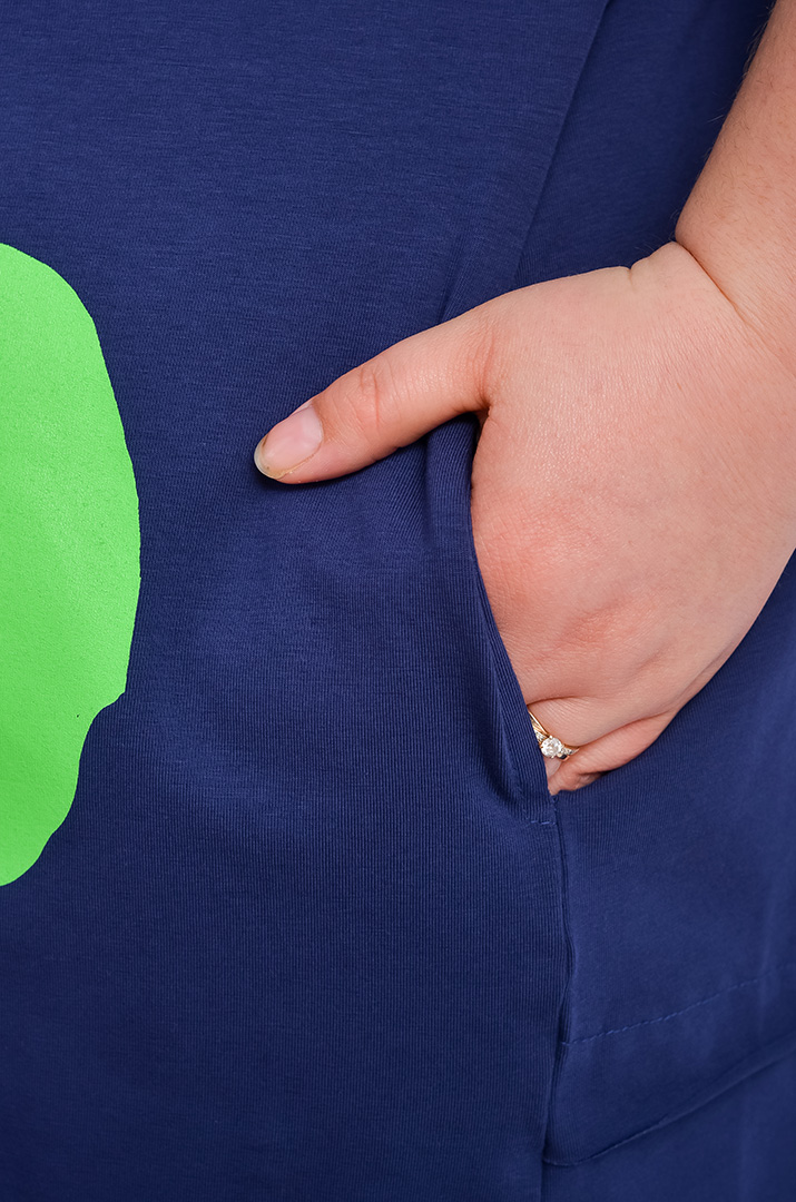 Футболка довга з фігурними прорізами та принтом великих розмірів