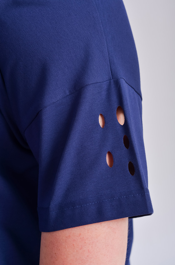 Футболка довга з фігурними прорізами та принтом великих розмірів